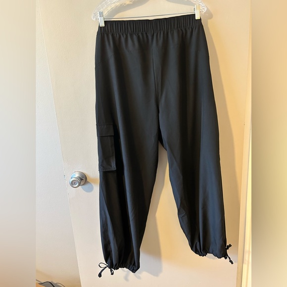 Old Navy stretchtech cargo pants, size large - Picture 4 of 5